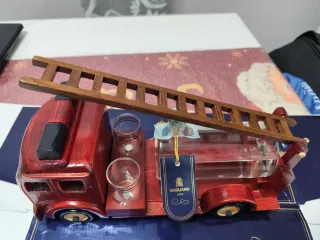 Grappa in bottiglia su camioncino dei Pompieri