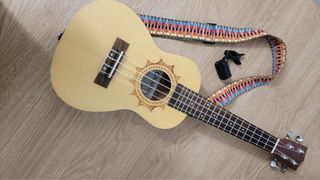Ukelele Cahaya con funda y accesorios