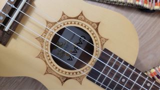 Ukelele Cahaya con funda y accesorios