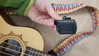 Ukelele Cahaya con funda y accesorios