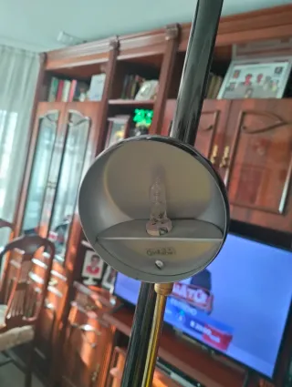Lámpara de pie regulable con foco