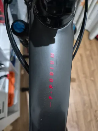 Mondraker F.  PODIUM  Carbono Roja y negra 2023