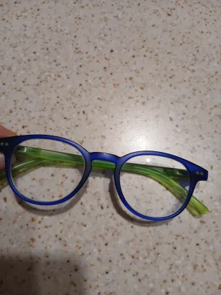 Occhiali da lettura blu e verdi