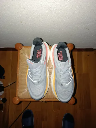 Zapatillas New Balance grises y naranjas