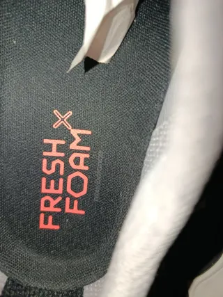 Zapatillas New Balance grises y naranjas