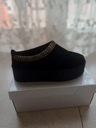 Zuecos plataforma negros con detalle