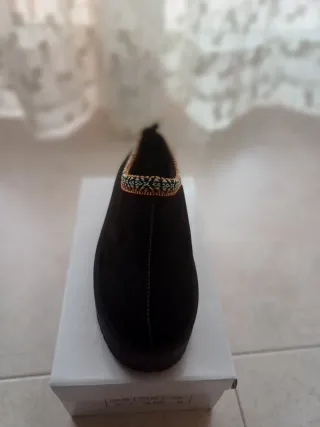 Zuecos plataforma negros con detalle