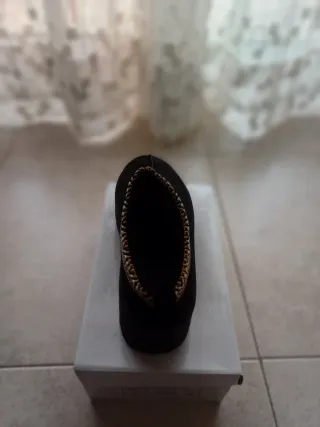 Zuecos plataforma negros con detalle