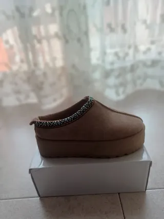 Zuecos plataforma negros con detalle