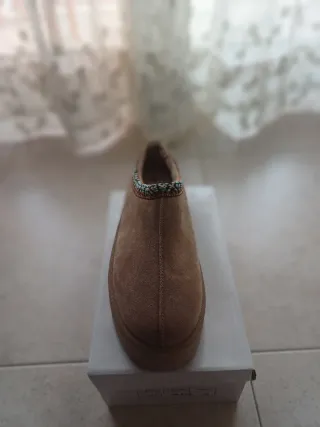 Zuecos plataforma negros con detalle