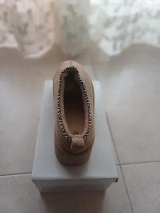 Zuecos plataforma negros con detalle