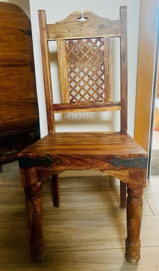 Silla de madera maciza con detalles metálicos