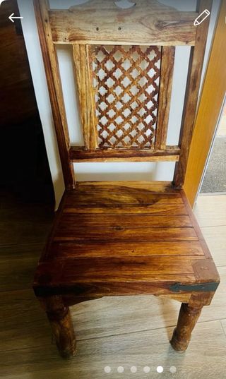 Silla de madera maciza con detalles metálicos