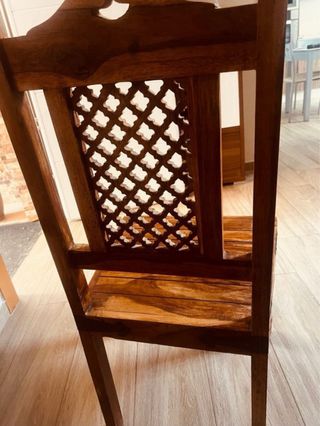 Silla de madera maciza con detalles metálicos