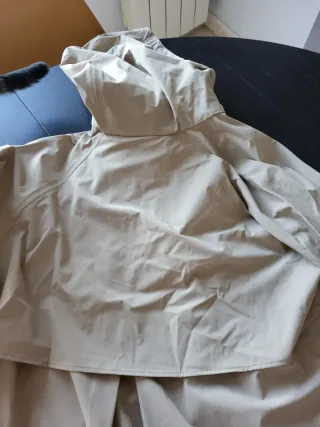 Chaqueta Oysho impermeable extraligera 10K