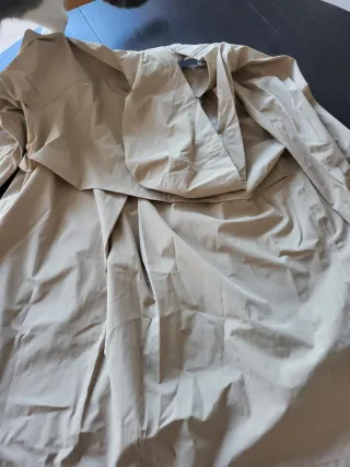 Chaqueta Oysho impermeable extraligera 10K