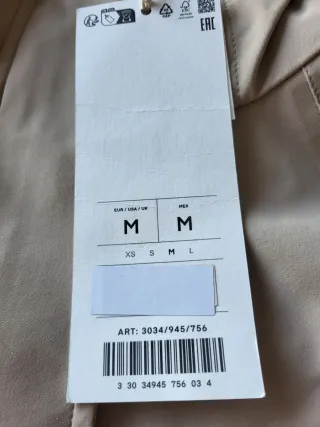 Chaqueta Oysho impermeable extraligera 10K