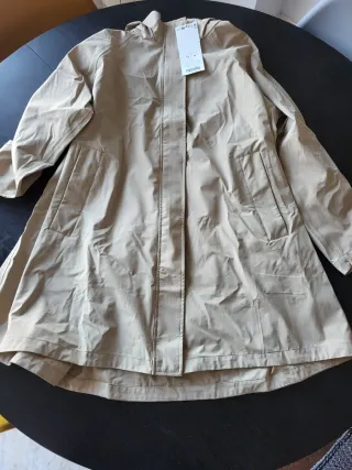 Chaqueta Oysho impermeable extraligera 10K