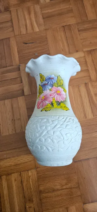 Jarrón de cerámica con flores pintadas