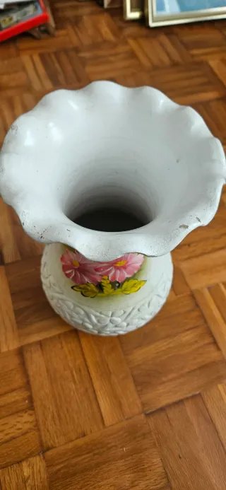 Jarrón de cerámica con flores pintadas