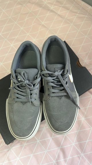 Zapatillas Nike grises y blancas