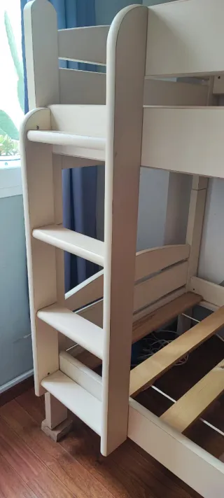 Litera de madera con colchones