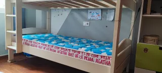 Litera de madera con colchones