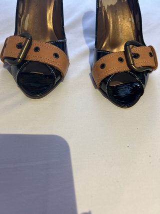 Zapatos de piel charol y cuero. Dos puestas.