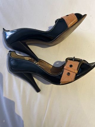 Zapatos de piel charol y cuero. Dos puestas.