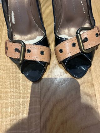 Zapatos de piel charol y cuero. Dos puestas.