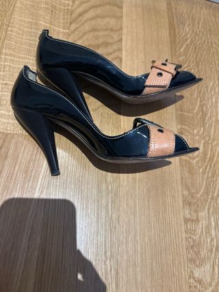 Zapatos de piel charol y cuero. Dos puestas.