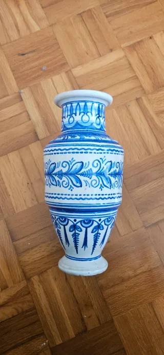 Jarrón de cerámica azul y blanco