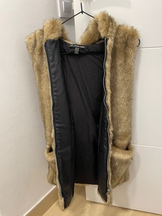 Chaleco de pelo con capucha