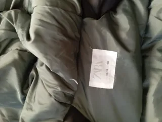 Chaqueta negra con capucha y pelo