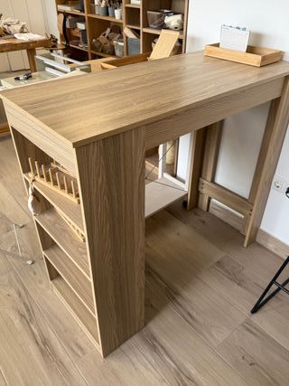 Tavolo alto da bar con scaffali in legno