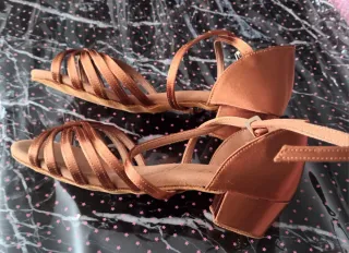 Zapatos de baile latinos dorados