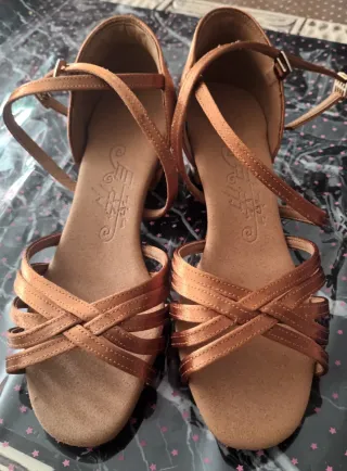 Zapatos de baile latinos dorados