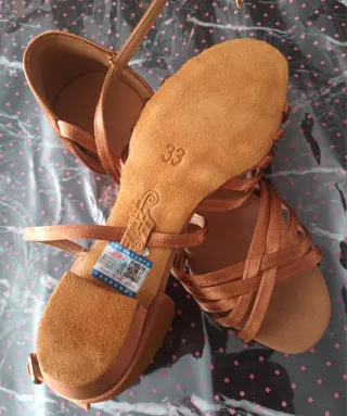 Zapatos de baile latinos dorados