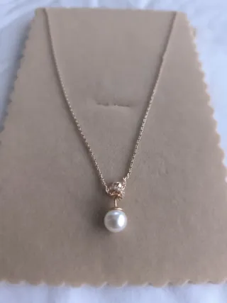 Collar dorado con perla blanca