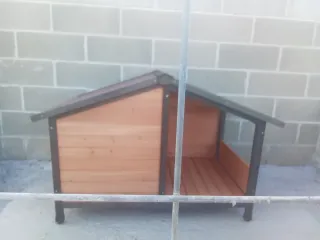 Caseta de madera para perro