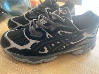 Zapatillas Asics Negras y Grises.