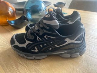 Zapatillas Asics Negras y Grises.