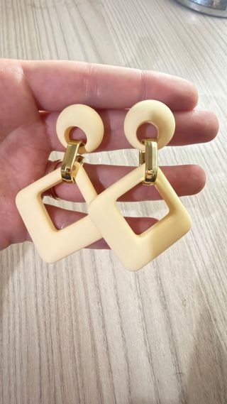 Orecchini pendenti quadrati beige e oro