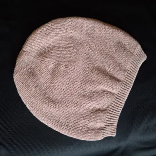 Berretto rosa con filo lurex nuovo.