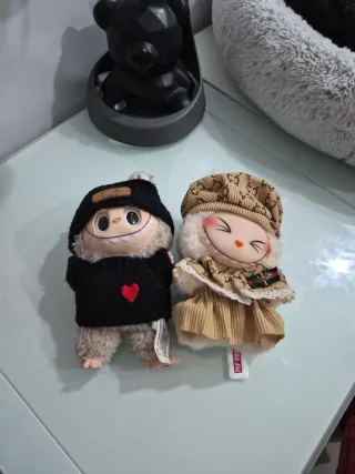 Dos figuras Labubu