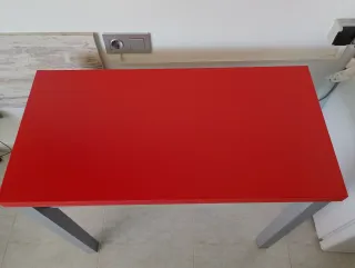 Mesa extensible roja y plateado