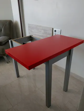 Mesa extensible roja y plateado