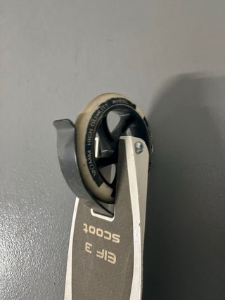 Patinete infantil blanco y negro.