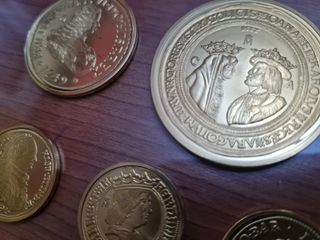 7 Monedas España plata con baño oro.