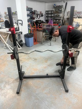 Panca da palestra e barra con pesi